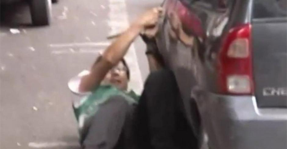 El empleado municipal fue arrastrado por varios metros antes que el conductor detuviera su carro. (Captura YouTube)