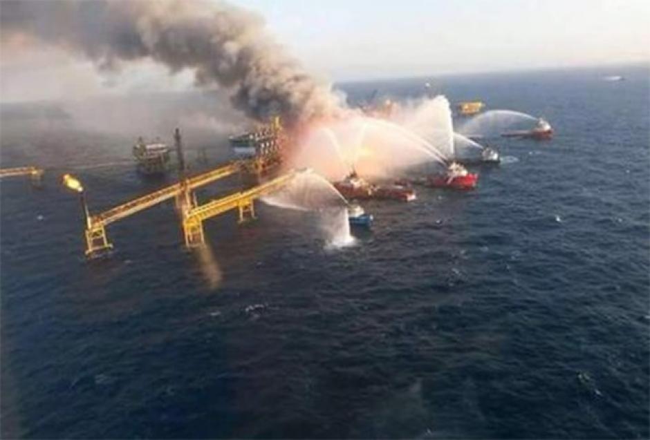 Un incendio ocurrido en una plataforma petrolera dejó una persona fallecida y 16 heridas. (Foto: Excelsior)