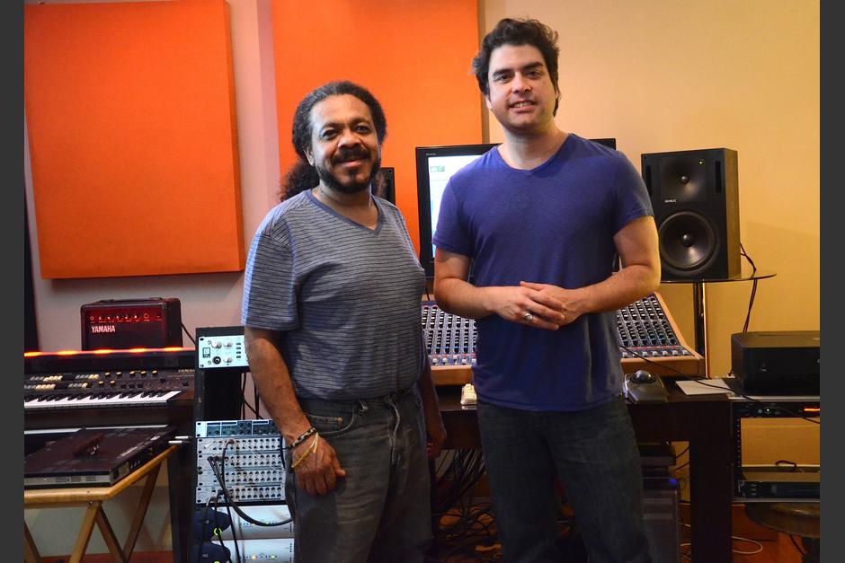 Lenin Fernández y Juan Pablo Perea unen su talento en el estudio de grabación musical "Perea Studios". (Foto: Selene Mejía/Soy502) 