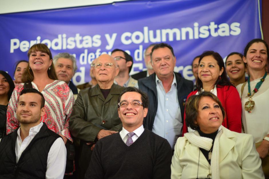 Varios periodistas de distintas tendencias ideológicas se reunieron en Casa Cervantes en defensa de la libertad de expresión. Al frente, Sebastián Aguilar, Juan Luis Font e Iliana Alamilla. Atrás Anabella Giracca, Alfonso Yurrita, Huberto Pretti, Iduvina Hernández y María Olga Paiz. (Foto: Soy502/Jesús Alfonso).