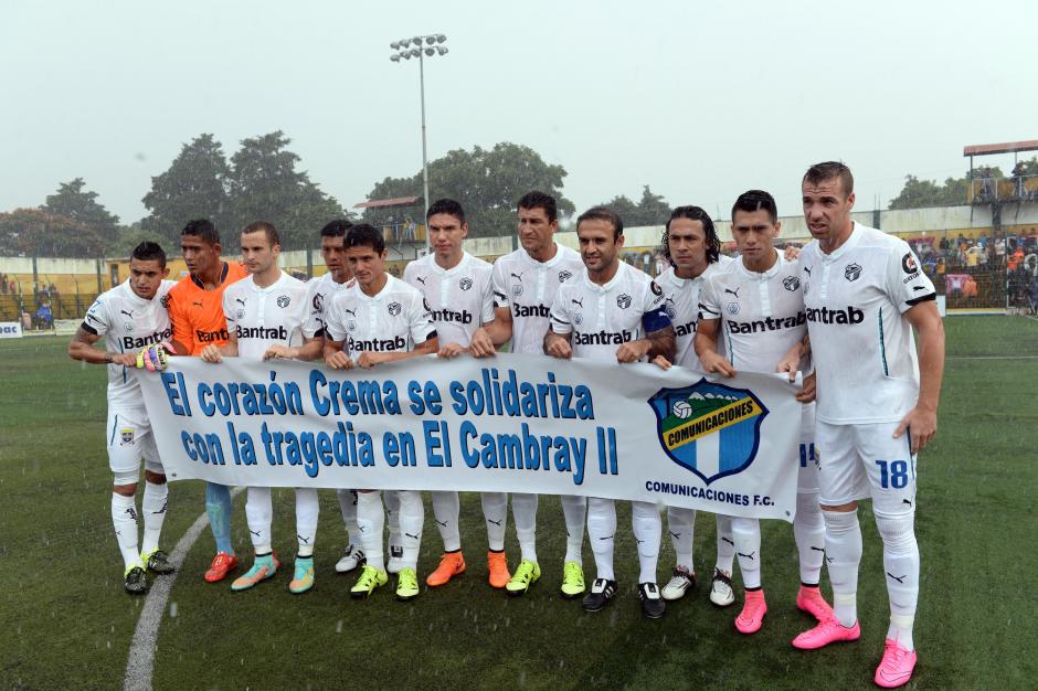 El Club Comunicaciones salió a la cancha portando una manta en solidaridad con los afectados por la tragedia en el Cambray II. (Foto: Diego Galiano, Nuestro Diario)