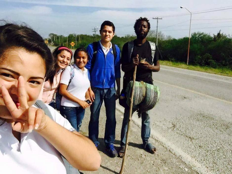 Personas que encontraban a Israel en la carretera se toman fotografías con él. (Foto: Facebook)