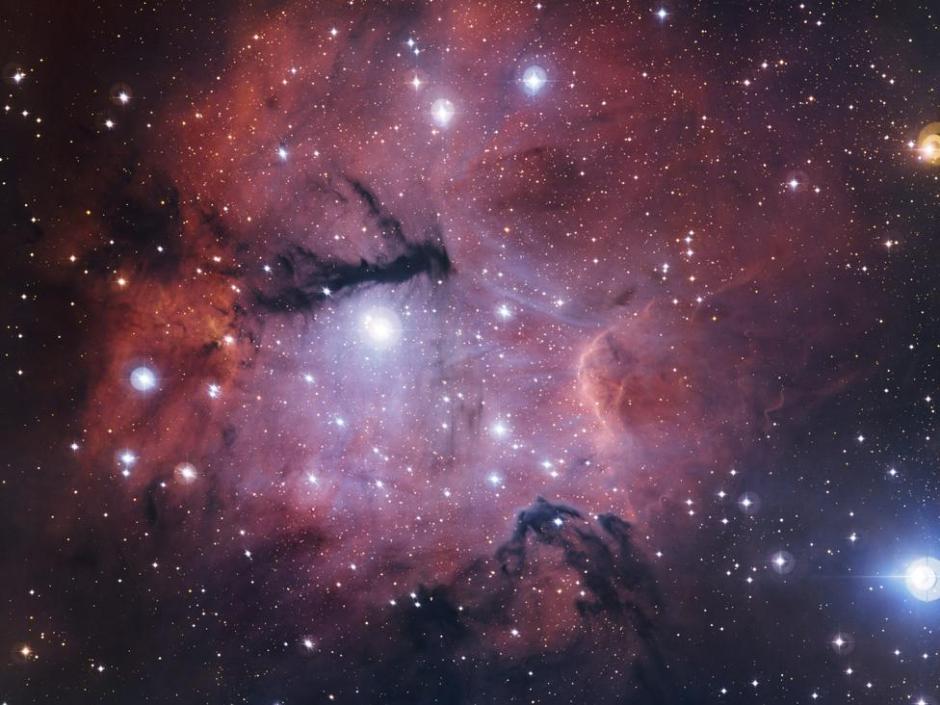 Hasta ahora, los astrónomos asumían que las supernovas eran la principal fuente de producción de polvo cósmico, especialmente en los inicios del universo, pero desconocían cómo se condensaban y se desarrollaban estas partículas. 