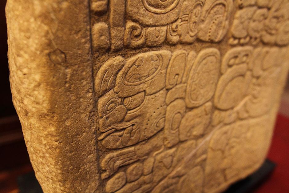 Recuperan un panel maya tallado en piedra caliza | Soy502