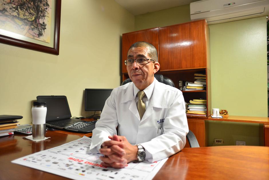 El director hospitalario, Víctor López explica que los pacientes que han recibido presentando náuseas, vómitos y diarrea se deben a distintas causas, principalmente relacionadas con el consumo de comida. (Foto: Jesús Alfonso/Soy502)