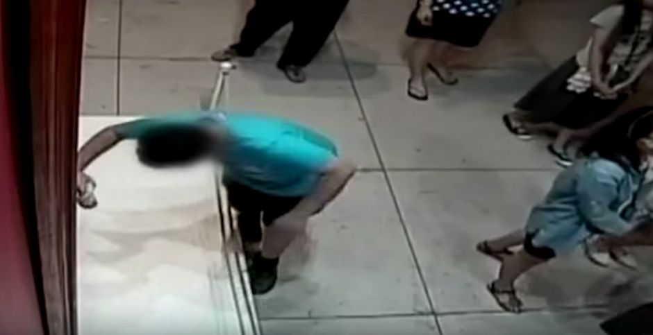 En el museo de Taipei, en Taiwán, un niño tropezó, dañando una obra de arte valorada en 1,5 millones de dólares. (Foto: YouTube) 