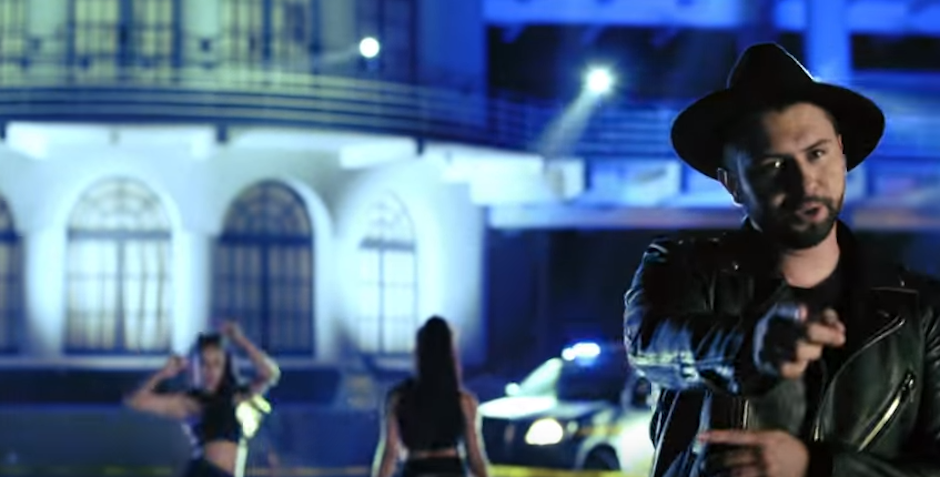 Piva presenta el video de su nuevo sencillo titulado "Mala". (Foto: Youtube) 