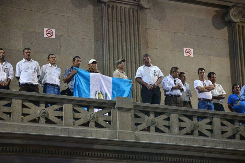 Doble festejo en el Congreso, primero los pobladores de Sipacate, ahora los de Petatán que celebran que su aldea fue declarada el municipio 340 del país. (Foto: Alexis Batres/Soy502)