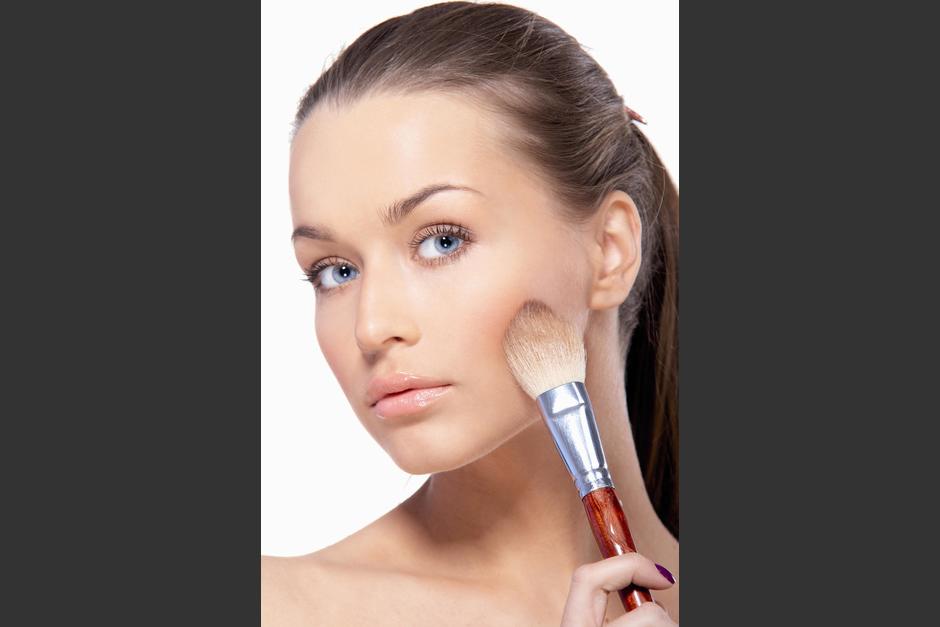 Los polvos sirven para sellar la base de maquillaje y darle a la piel un aspecto pulido y liso. Hay varios tipos de polvos y puedes elegir entre ellos el que más te convenga, según la ocasión.