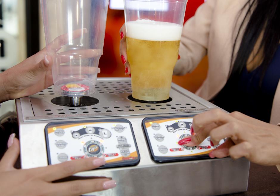 El nuevo sistema permite servir la cerveza de barril de forma rápida y sin espuma. (Foto: George Rojas/Soy502)