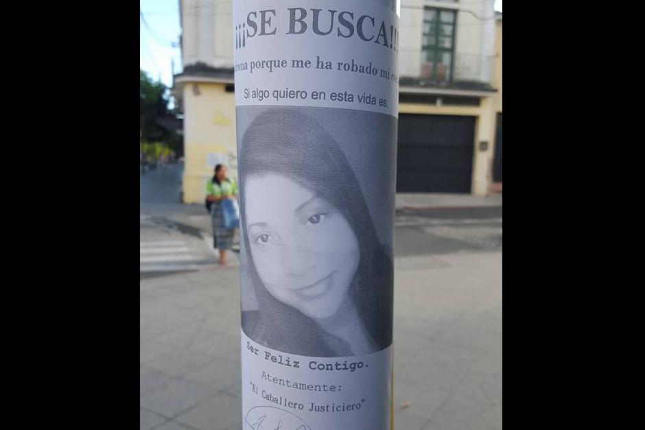 Un afiche en varios postes del Centro Histórico lleva consigo una historia de amor. (Foto: Juan Manuel Vega/Soy502)