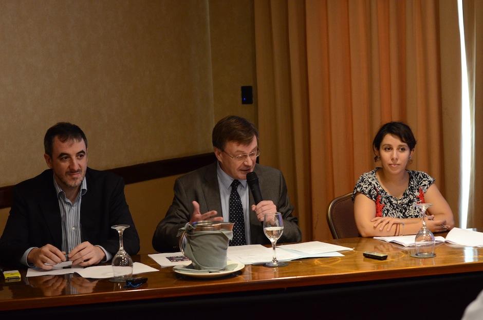 Arnaud Carrere, director de Alianza Francesa Guatemala; Renaud Collard, primer consejero de la Embajada de Francia y Morgiane Laib, directora cultural de Alianza Francesa Guatemala, anuncian las actividades de la Semana de Francia. 
