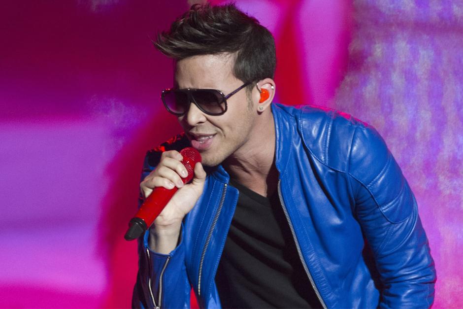 Pese al incidente, el artista continuó con su repertorio musical.