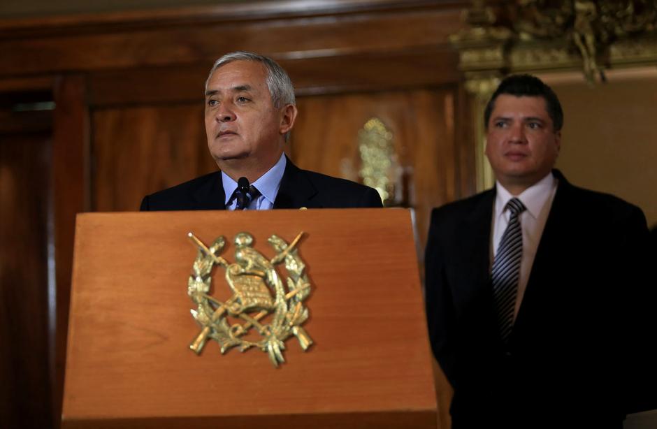 Otto Pérez Molina junto a José Alfredo Pimentel, nuevo secretario de SAAS, en la juramentación de este miércoles. (Foto: Presidencia) 