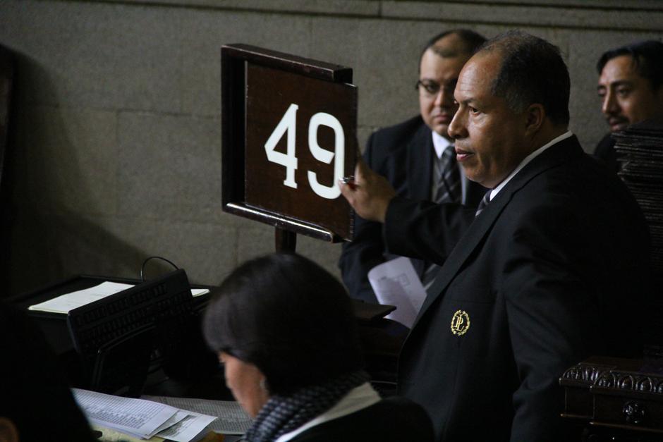 Con un conteo manual, el Congreso realizó su primera sesión extraordinaria, pero solo logró aprobar la agenda que se conocerá en los próximos días. (Foto: Alexis Batres/Soy502)