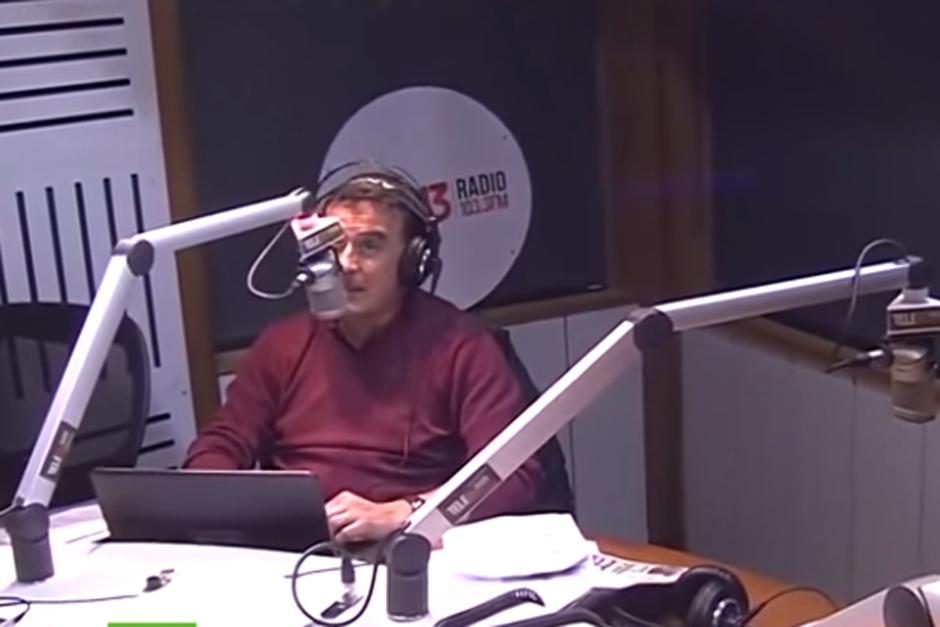 Un reconocido periodista chileno fue sorprendido por el terremoto de este jueves cuando se encontraba en la cabina en el notiero Tele13 Radio, pese a lo fuerte del movimiento telúrico, este guardó la calama. (Foto: Tele13 Radio)