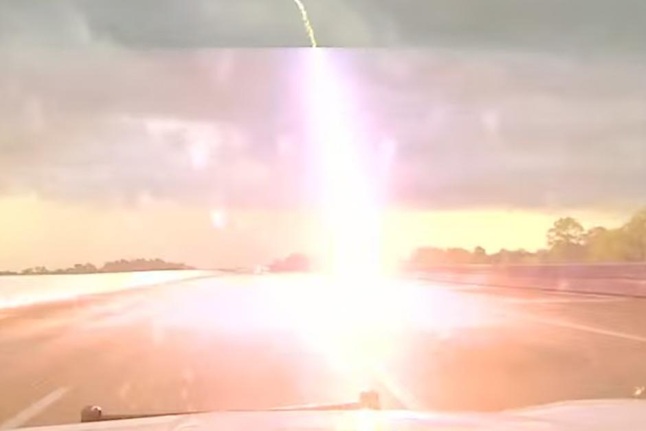Rayo casi impacta a una patrulla. (Imagen: Youtube)