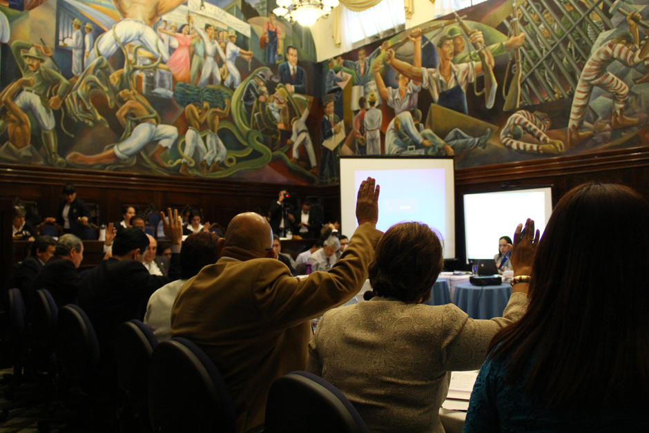 La Comisión de Asuntos Electorales acumula cinco días de trabajo sin interrupción, y han dictaminado de forma favorable 49 artículos de 75 que pretenden ser reformados de la Ley Electoral. (Foto: Alexis Batres/Soy502)