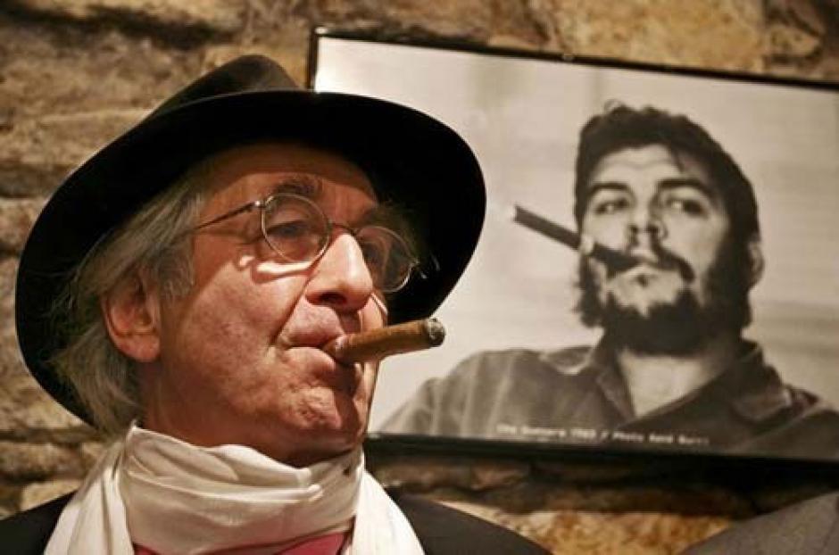 René Burri inmortalizó al Che fumando un habano. (Fotografía EFE). 