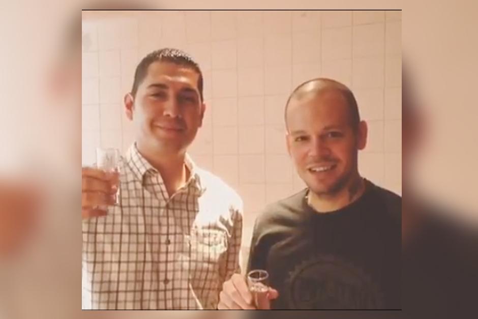 René Pérez publicó un video en el brinda "contra el amarillismo" con el seguidor al que golpeó durante el festival Vive Latino México.