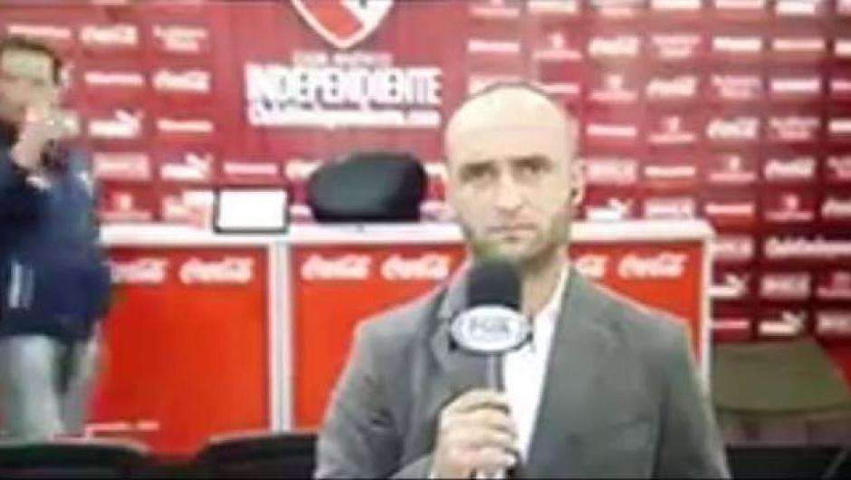 En pleno enlace, las cámaras de Fox Sport Argentina captaron cuando un aficionado hurtó una tablet de la sala de prensa del club Independiente.