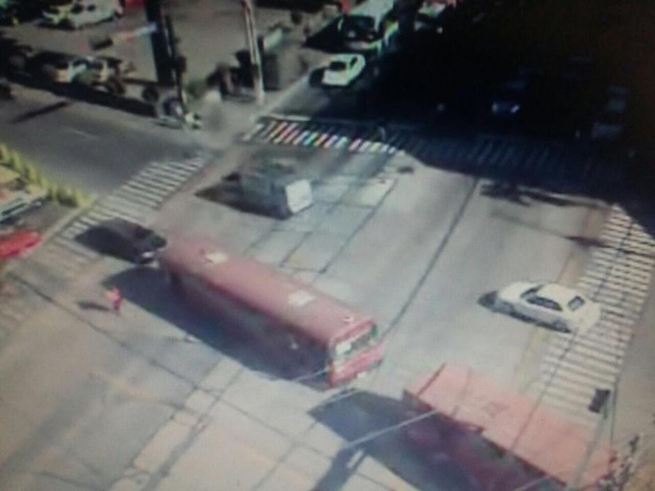 Un grupo de supuestos estudiantes de la USAC, se llevaron señalización de la PMT y posteriormente la devolvieron a las autoridades de tránsito. (Foto: Amílcar Montejo)