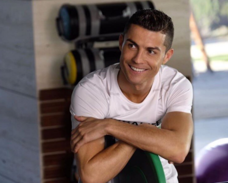 Cristiano Ronaldo compartió en redes sociales una fotografía que varios medios han calificado como el Mannequin Challenge con los amigos de su hijo. (Foto: Twitter Cristiano Ronaldo) 