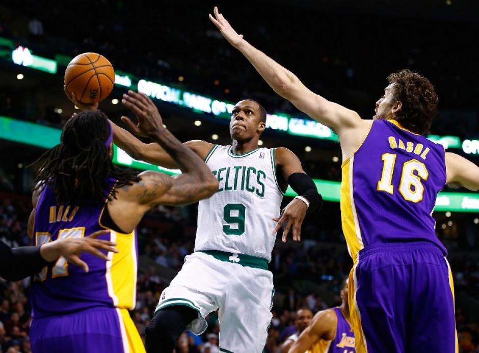 Rajon Rondo jugó 20 minutos tras estar lesionado por un año, regresó como capitán del equipo más ganador de la NBA. (AFP) 
