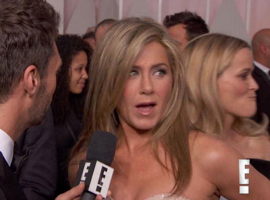 El momento en que Witherspoon le agara el trasero a Jennifer Aniston. (Foto: E Latino) 