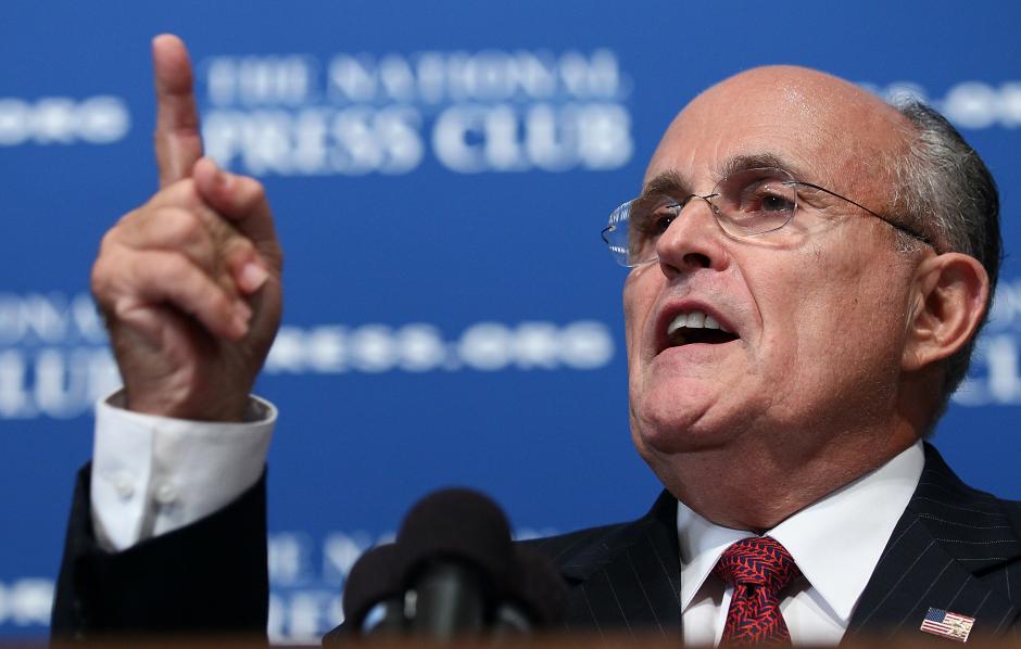 Giuliani confirmó la construcción porque "no puede romper una promesa de campaña". (Foto: Crooksandliars.com)