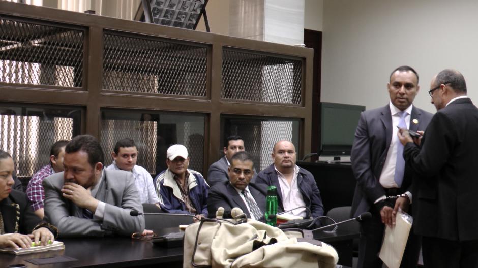Los acusados junto a sus abogados en la sala de audiencias del juzgado. (Foto: Evelyn de León/Soy502)