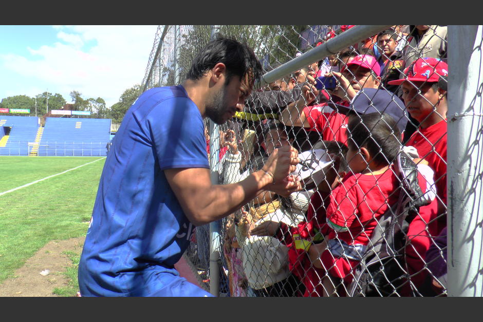 Carlos "el Pescado" Ruiz firmó autógrafos a los aficionados rojos que llegaron al estadio del Trébol. (Foto: Luis Barrios/Soy502