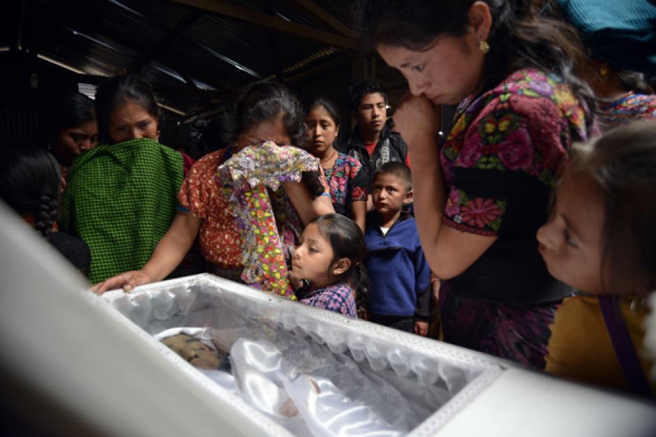 Los niños acompañan a sus madres a despedirse de los muertos. Recordarán este momento toda su vida. (Foto: Deccio Serrano/Soy502).