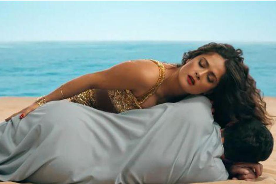 Muchos habrán envidiado al millonario francés Henri Pinault, esposo de Salma Hayek, al ver el sensual video que la actriz mexicana compartió en sus redes. 