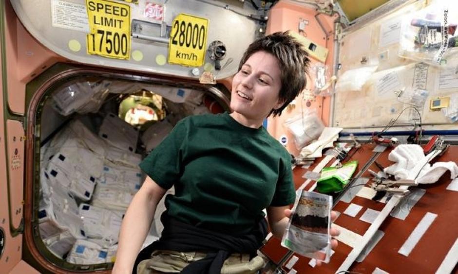 La astronauta mostró la forma en que los astronautas toman un pequeño baño en el espacio. (Foto: Internet) 