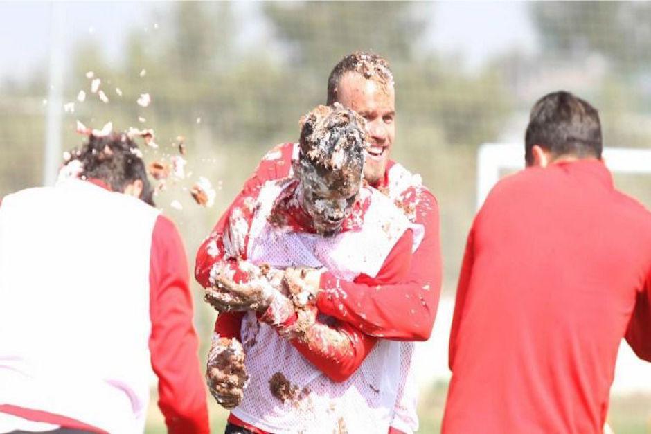 El camerunés terminó embarrado de pastel durante un agasajo en la cancha. (Imagen: captura de pantalla)