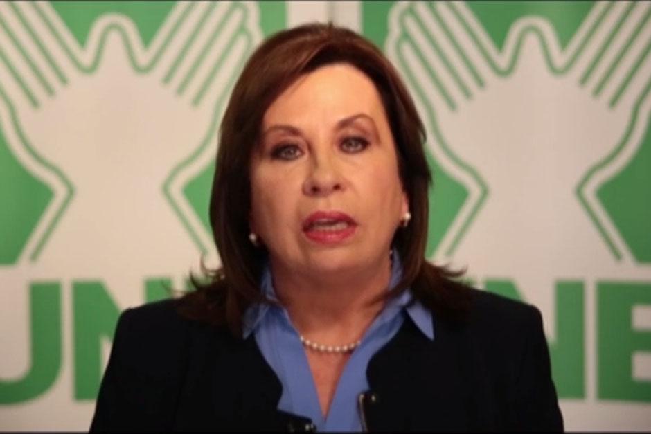 Con tono molesto, Sandra Torres, secretaria General de la UNE, pide al Diputado Domingo Trejo abandonar el partido tras iniciativa de usar edecanes para promocionar la imagen de la UNE. (Foto: YouTube)