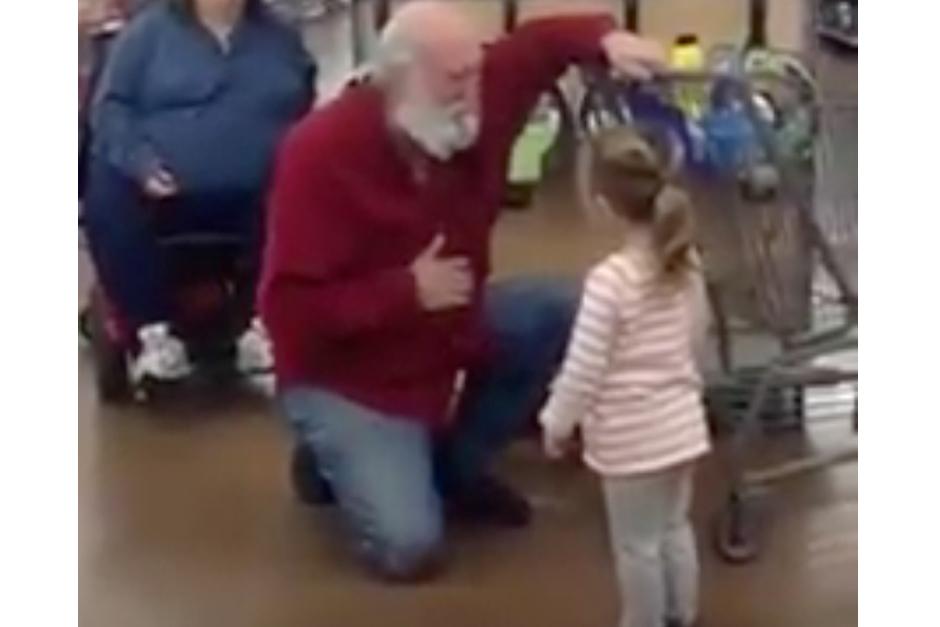 Una niña confunde a un hombre de barba blanca con Santa Claus. (Imagen: YouTube)
