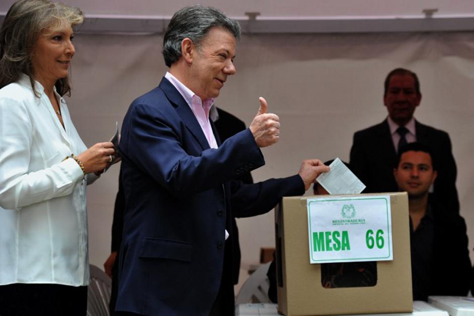 Juan Manuel Santos, actual presidente de Colombia y quien va por la reelección en esta segunda vuelta electoral, emitió su voto cuando recién abrieron las puertas de los centros de votación (Foto: AFP)