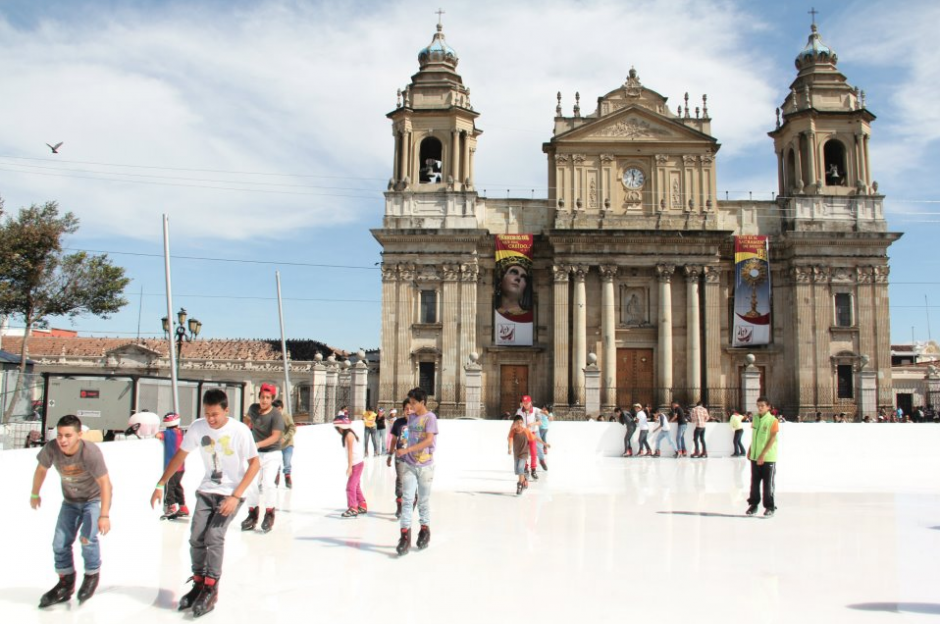 La pista de hielo volverá a funcionar a partir del 1 de diciembre, como parte del Festival Navideño que organiza la comuna capitalina y este año se agregará una calle donde nevará. (Foto: MuniGuate)