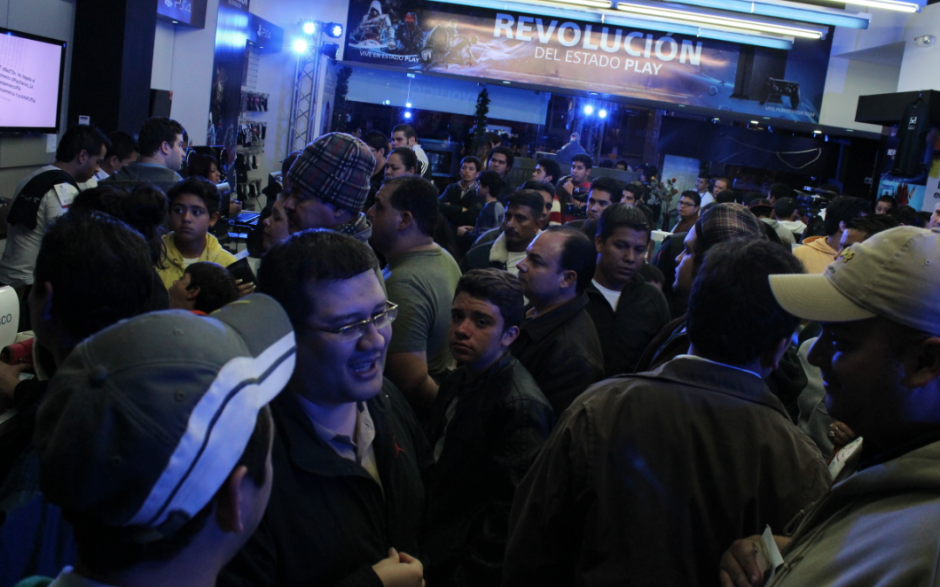 Apenas iniciaba el 29 de noviembre en Guatemala, y los guatemaltecos ya buscaban la nueva consola del Play Station 4 en la Sony Shop de Miraflores. (Foto: Stanley Herrarte/ Soy502)