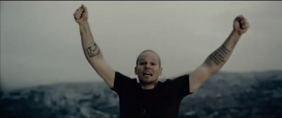 La letra de la canción también es toda una defensa de los movimientos de reivindicación y transformación social.