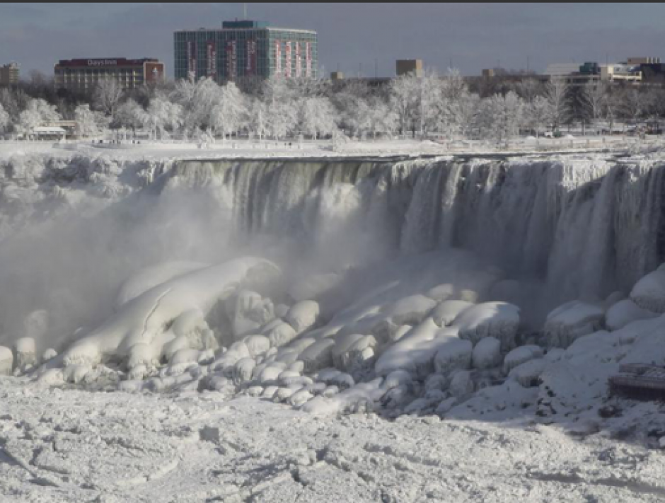Vista de formaciones de hielo sobre las famosas cataratas, debido a la reciente ola de frío que afecta la región. (Foto:EFE).
