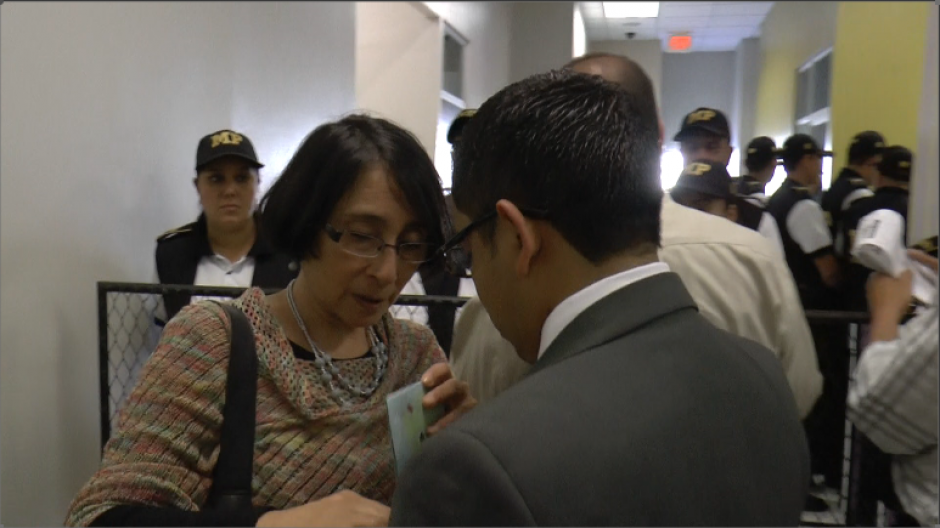 Norma Cruz entrega un dibujo realizado por María Mercedes, hija menor de Roberto Barreda y Cristina Siekavizza, al abogado de la fundación, quien lo haría llegar a Roberto Barreda. (Foto: Evelyn de León/Soy502) 