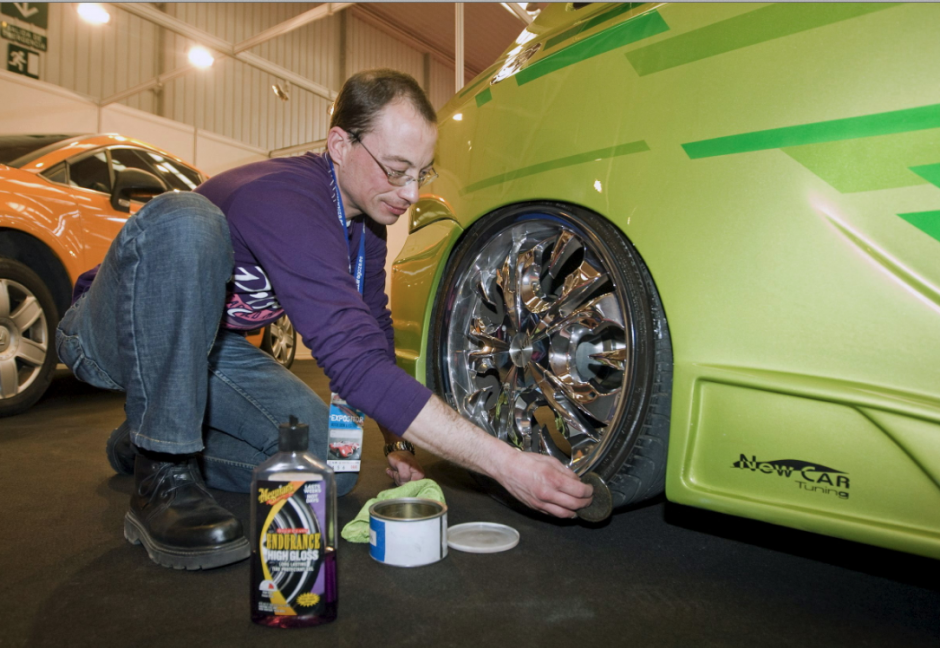 Un cepillo con agua jabonosa ayuda a limpiar el paso de ruedas y un limpia llantas adecuado permite desincrustar los restos de ferodo adheridos. Tras enjabonar y cepillar el neumático, una crema o espray de brillo medio extendido por el flanco de la rueda, da esa distinción de los carros nuevos.