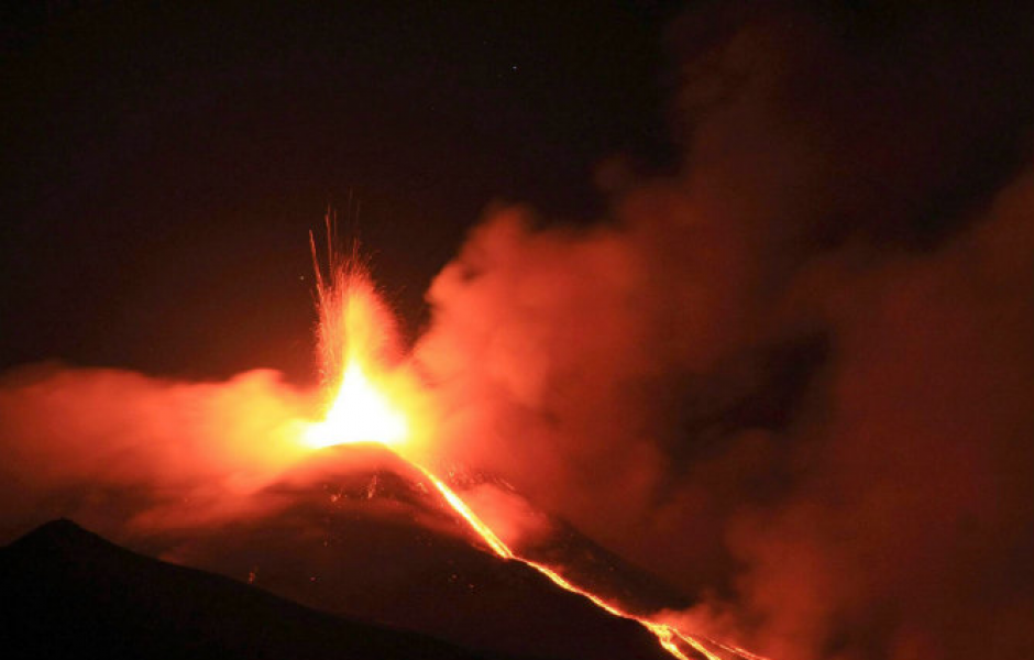 El volcán Etna entró nuevamente en erupción. (Foto: EFE)
