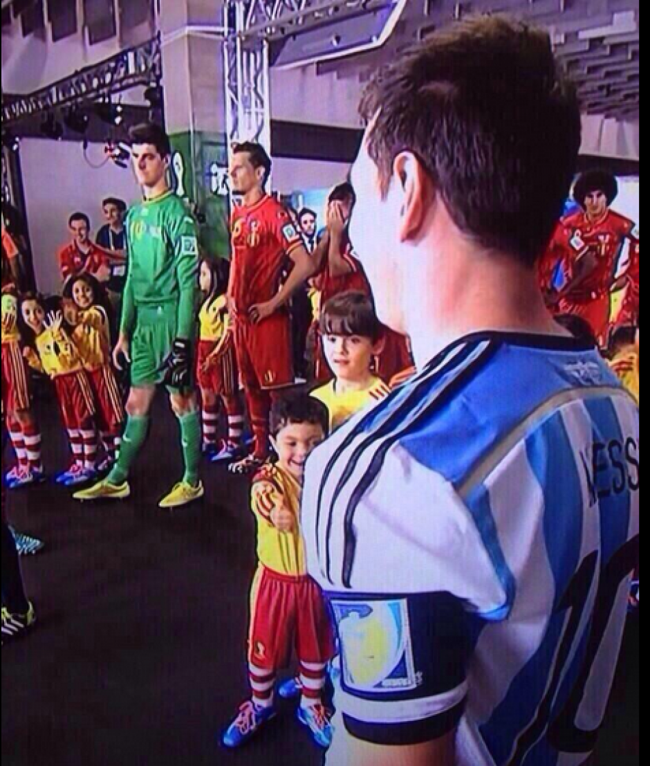 Messi vuelve a estar en el centro de la atención al dejar con el brazo extendido a otro niño que quiso saludarlo en el Mundial. 