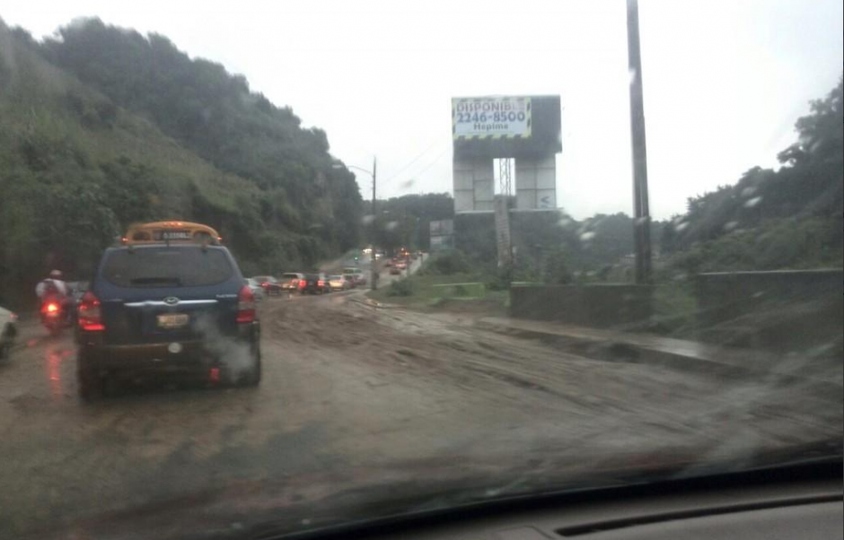 Derrumbe en Calzada La Paz. (Foto: ‏@ryrinversiones/Twitter)
