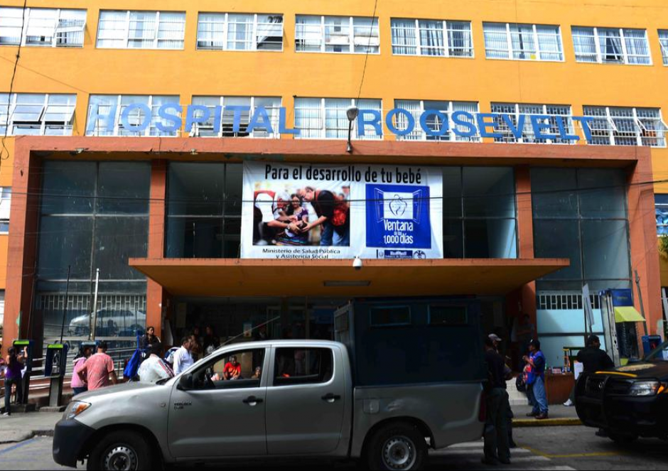 Médicos del Hospital Roosevelt evalúan a las siamesas que fueron remitidas del Hospital Nacional de Quiché la madrugada de este domingo. (Foto: Archivo/Soy502)