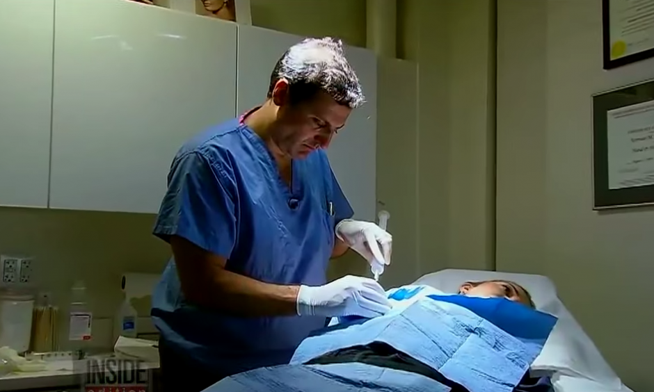 Un médico estadounidense ha inventado una fórmula con una solución salina que se inyecta en los pechos para que parezcan más grandes de los que son durante 24 horas. (Foto. YouTube)